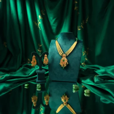 Graceful 21 Karat Gold Necklace & Earring Set (1.5 Tola)